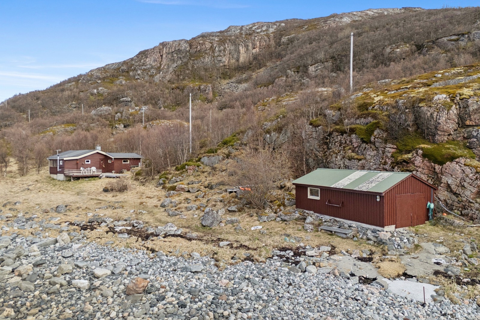 Eiendommen består av hytte og naust. Galleribilde