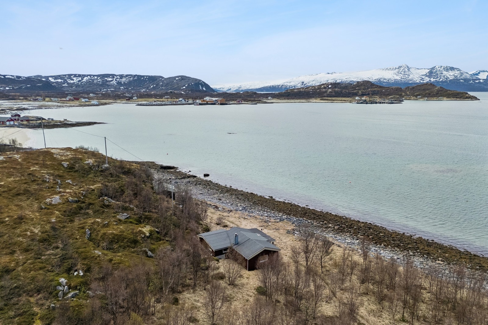 Nærmeste dagligvare er Matkroken Sommarøy, omtrent syv minutter unna med bil. Galleribilde