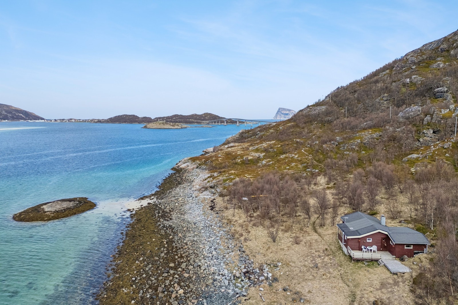 Eiendommen ligger usjenert til med egen strandlinje rett nedenfor Ørnfløya på Brensholmen. Galleribilde