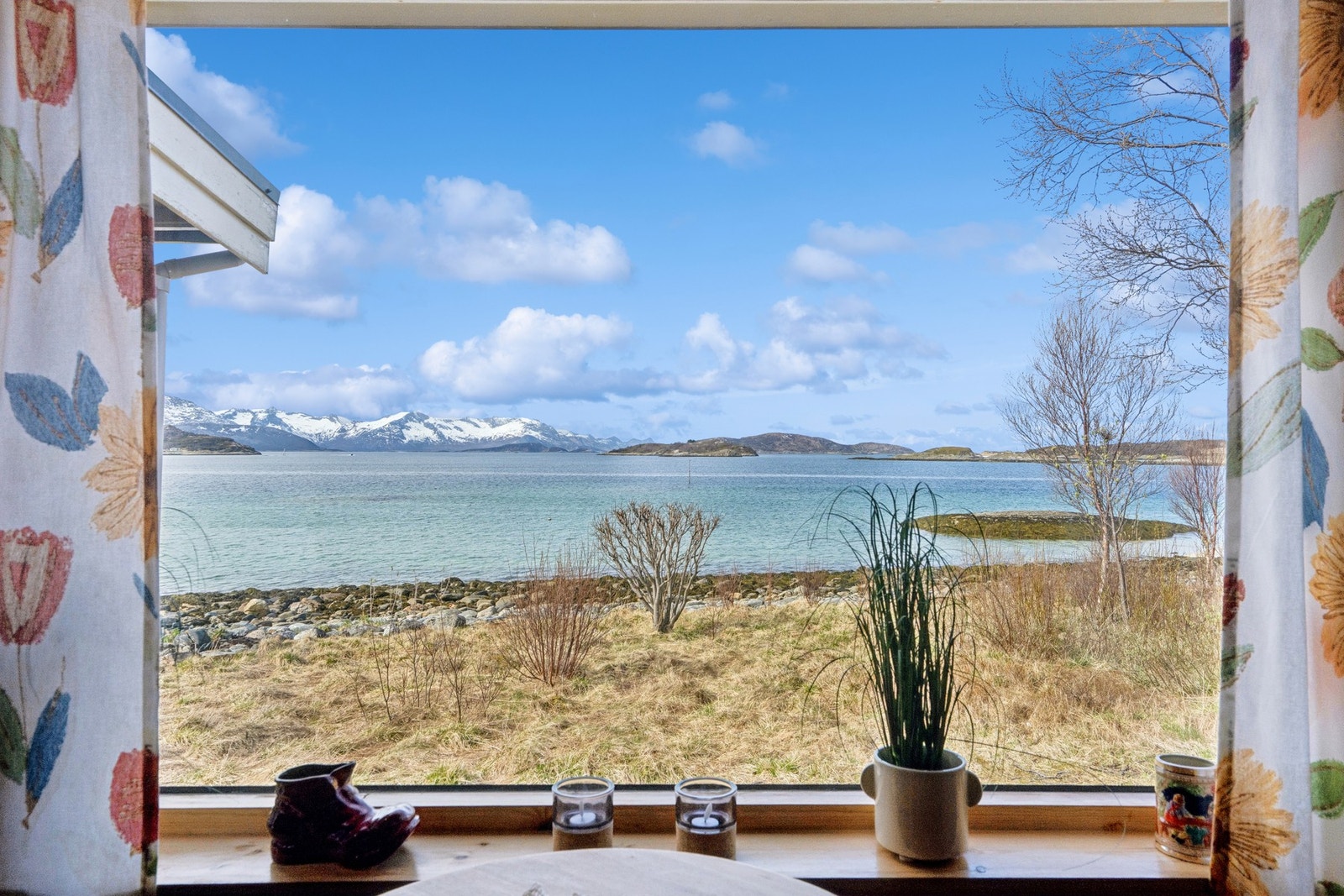 Det store stuevinduet gir rikelig med lys og rammer inn utsikten mot fjorden. Galleribilde