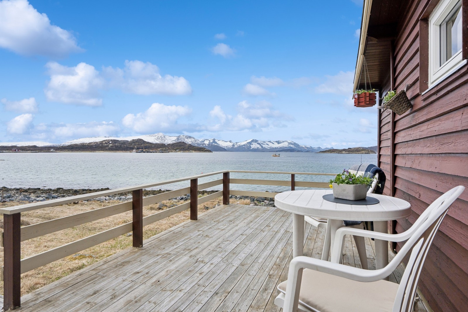 Terrasse på ca. 24 m² i trekonstruksjon med adkomst fra stuen, fundamentert på støpte peler. Galleribilde