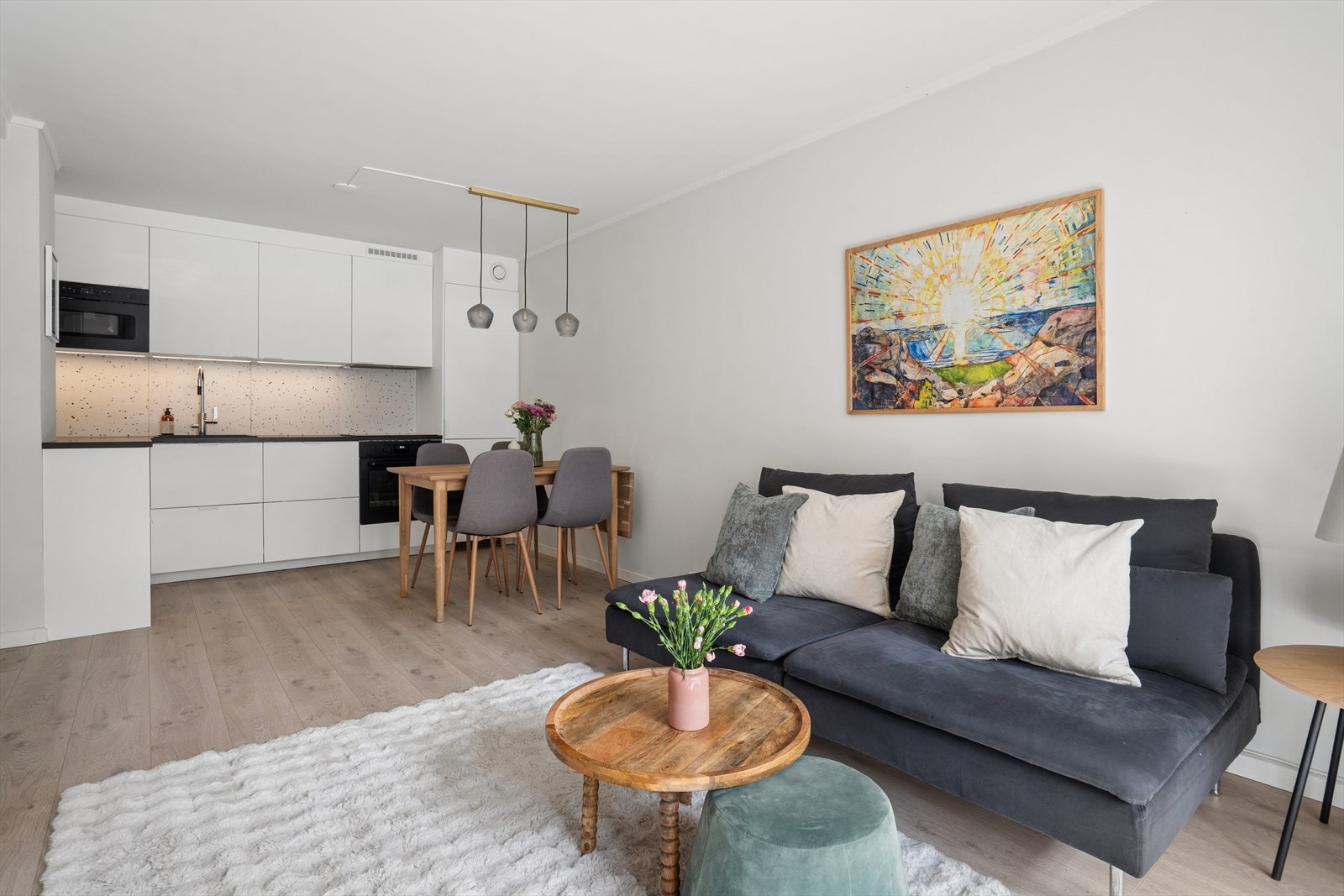 Oppholdsrommet har naturlige soner for både sofagruppe, TV-møblement og spiseplass, perfekt for både hverdagsliv og sosiale sammenkomster. Galleribilde