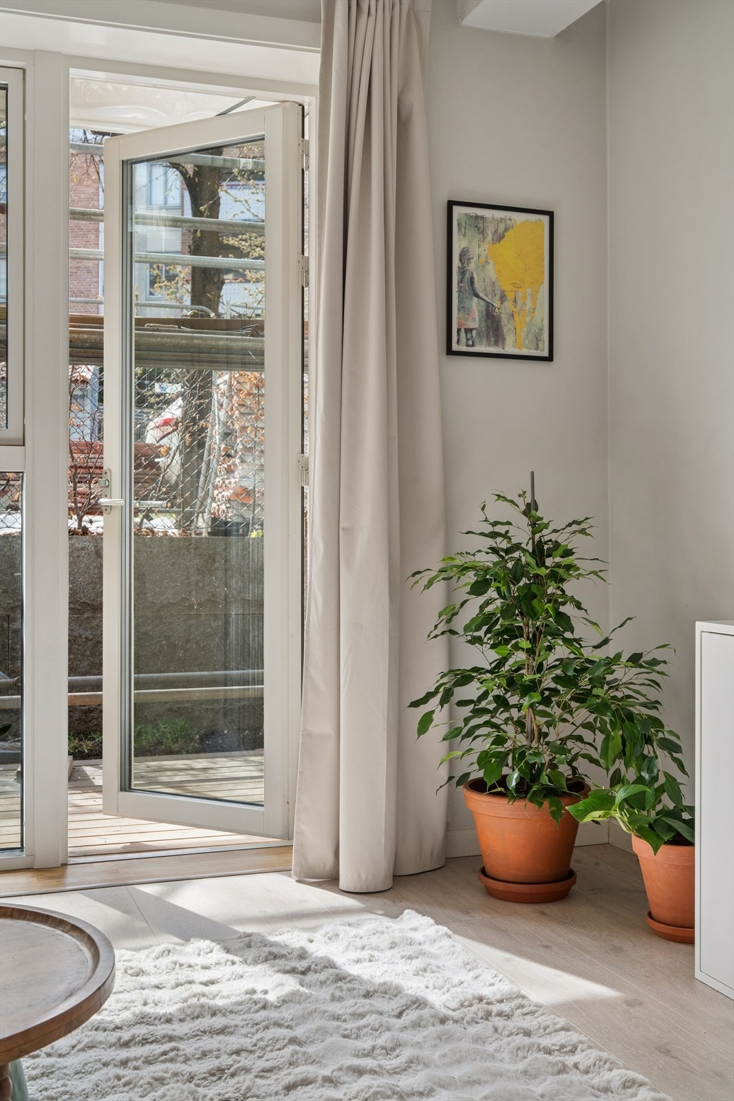 Fra stuen er det direkte utgang til en solrik markterrasse på hele 20 m², som blir en naturlig forlengelse av oppholdsrommet i sommermånedene. Galleribilde