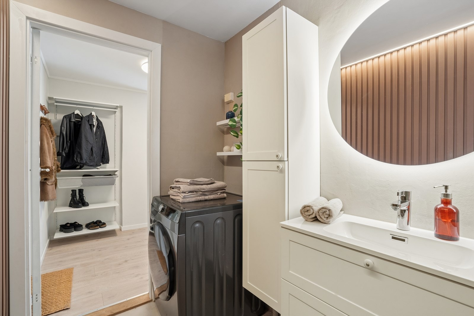 Badet er utstyrt med varmekabler i gulv, opplegg for vaskemaskin og mekanisk avtrekk. Galleribilde