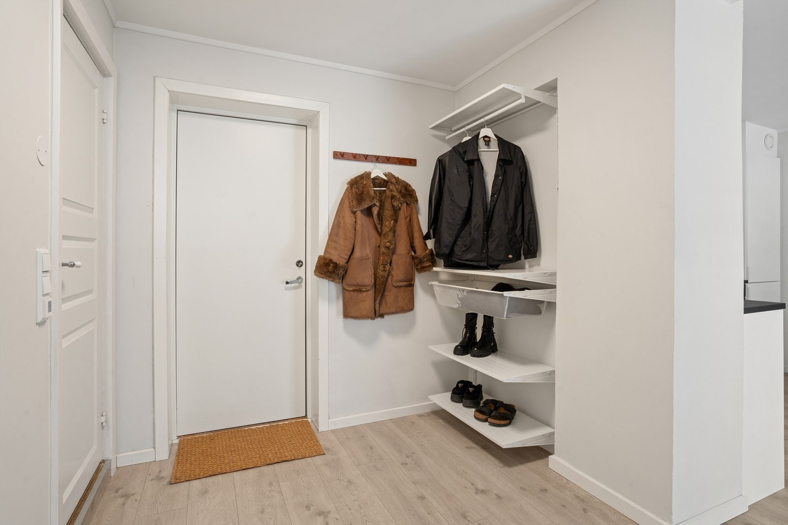 Praktisk og innbydende entré med gode muligheter for oppheng, oppbevaring og plass til sko. Galleribilde