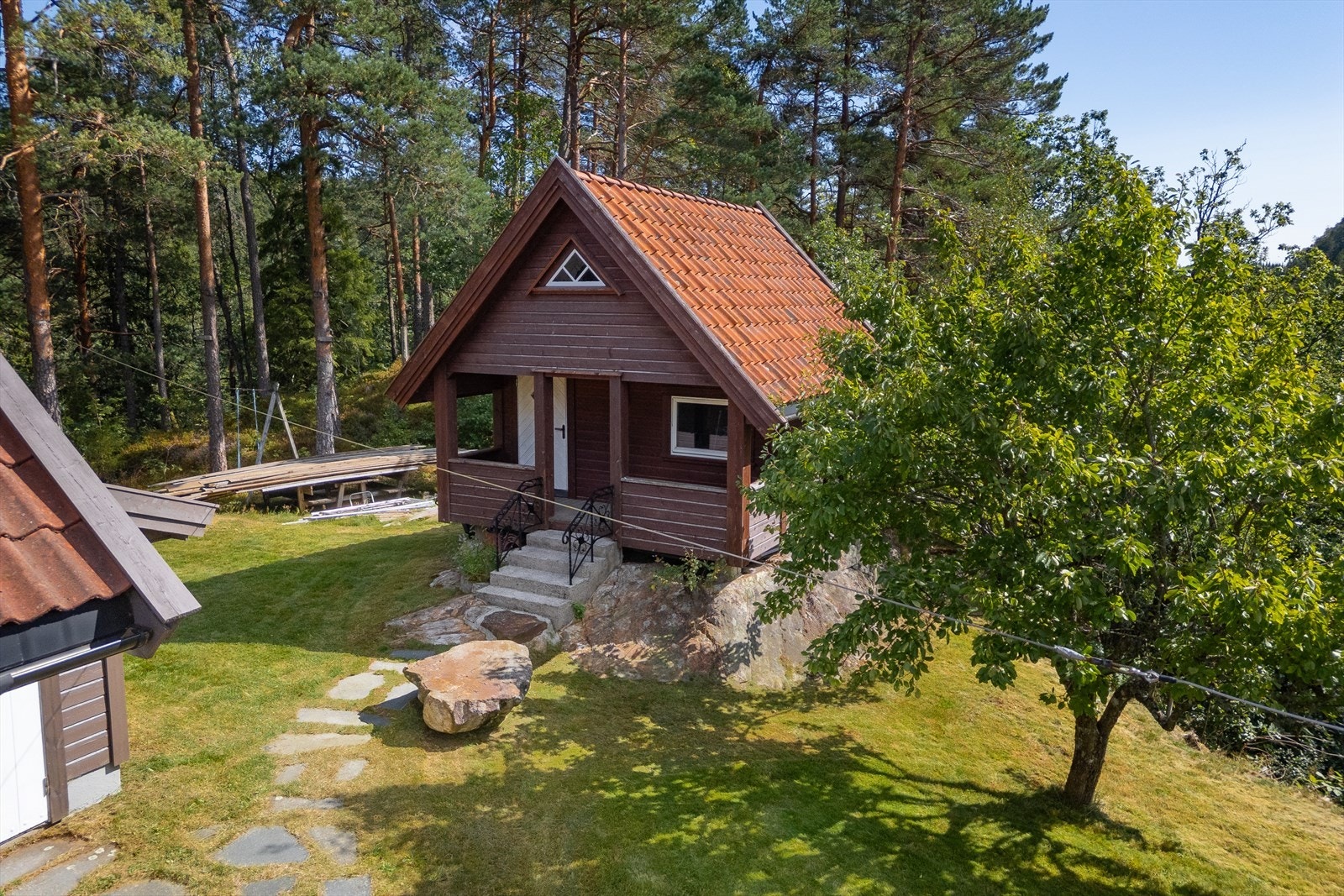 I hagen står en koselig lekehytte/anneks Galleribilde