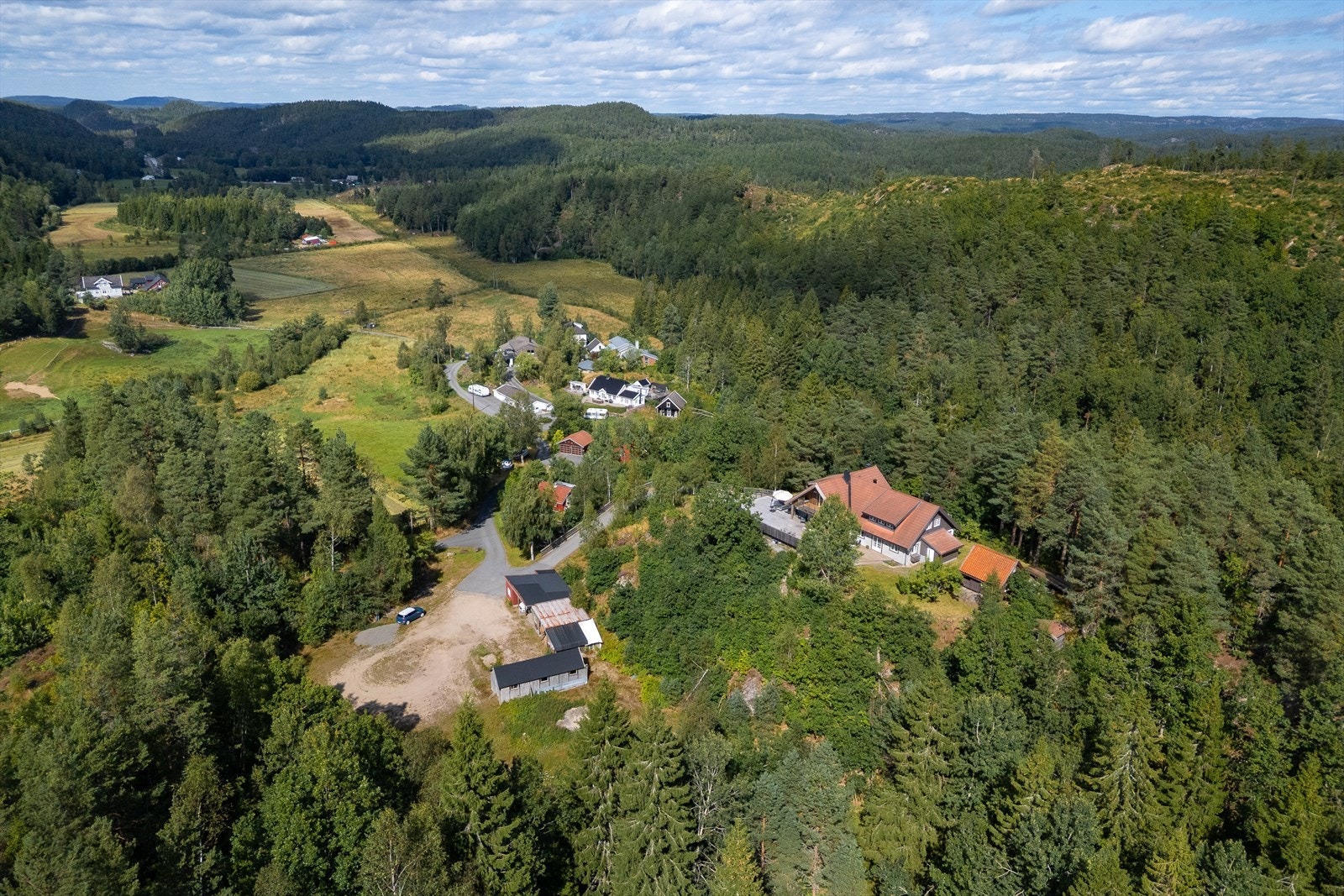 Her bor du tilbaketrukket med skog og natur som nærmeste nabo. Galleribilde
