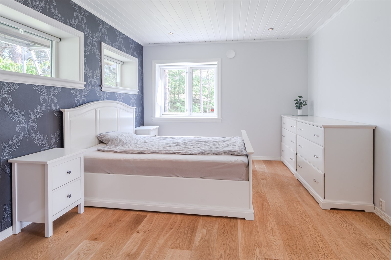 Hovedsoverommet ligger i første etasje og har god plass til dobbeltseng og møblement. Galleribilde