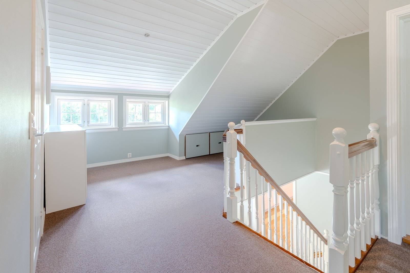En av to trapper til loftsetasjen Galleribilde