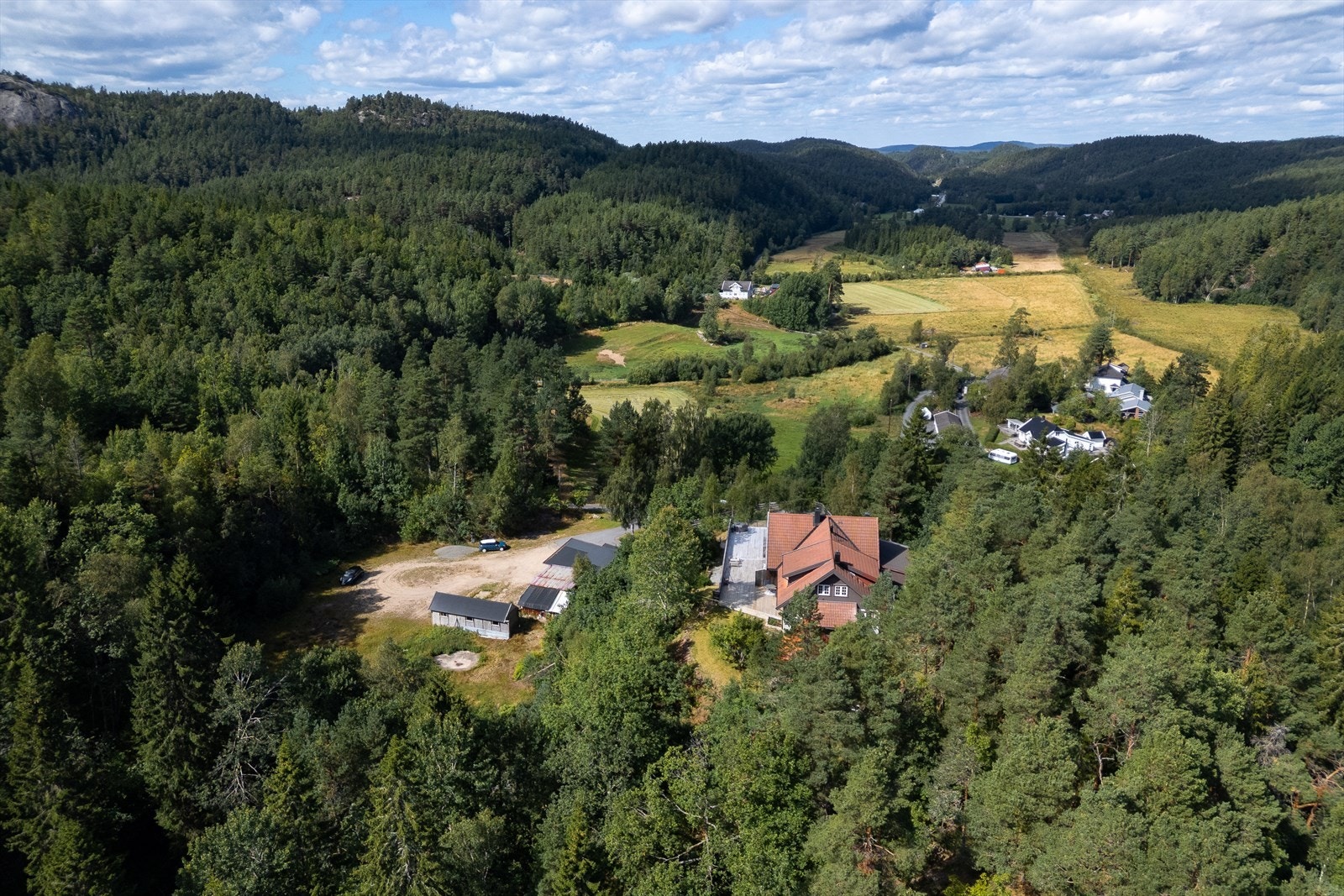 Oversiktsbilde som viser eiendommens unike og private beliggenhet på en topp. Galleribilde