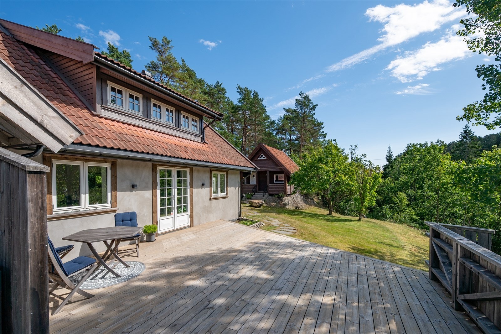 Stor og skjermet tomt med plen og naturtomt. Galleribilde