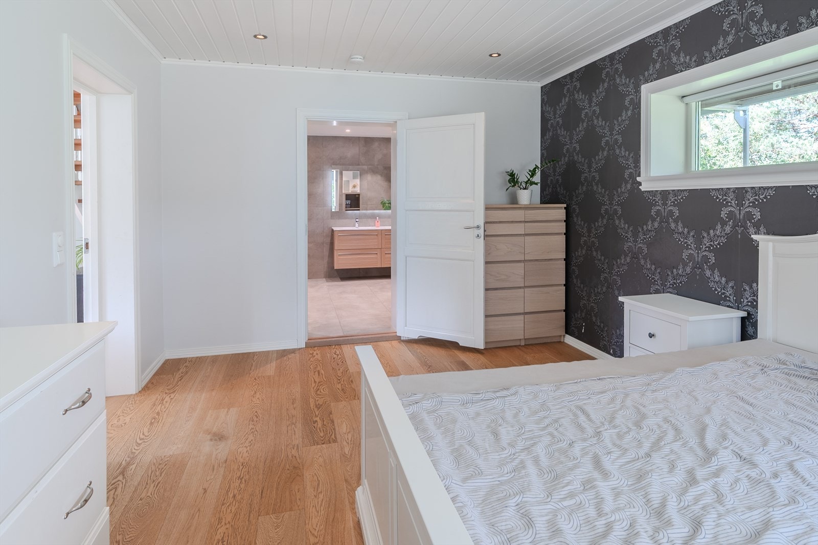 Fra soverommet er det direkte adkomst til badet. Galleribilde