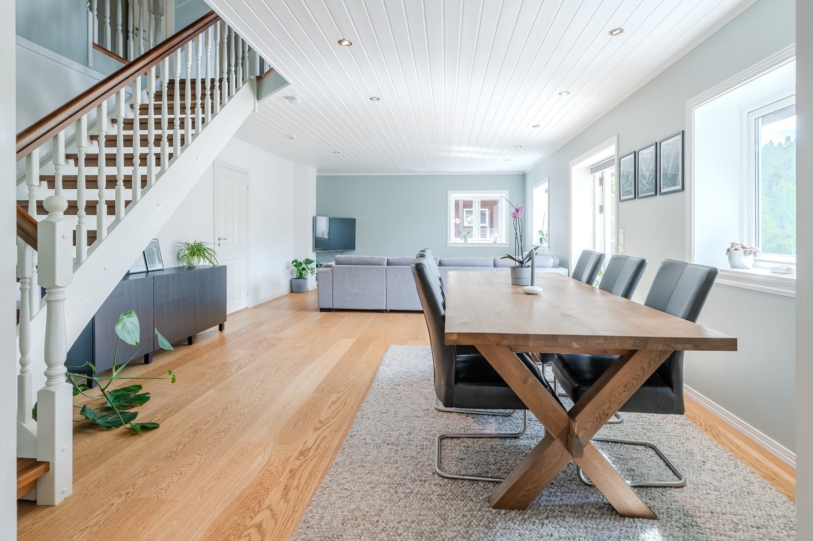 Stuen har plass til både sofagruppe og spisebord. Galleribilde