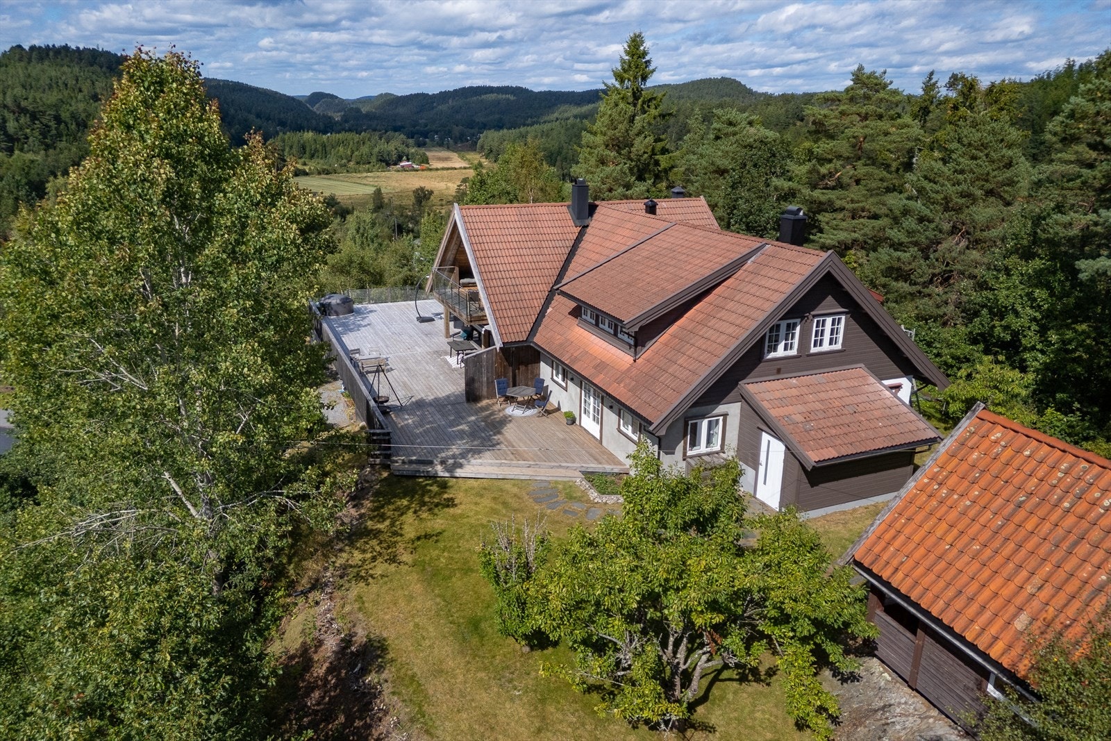 Eiendommen ligger høyt i terrenget med gode solforhold. Galleribilde