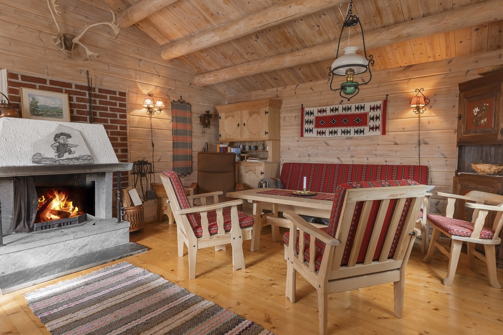 Hyggelig peisstue med plass til mange. Galleribilde