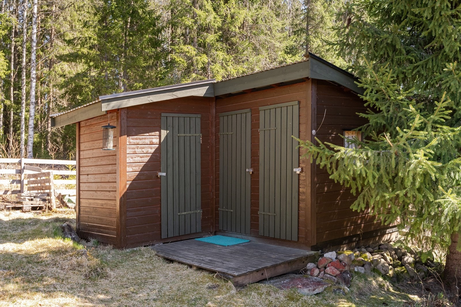 Uthuset er bygd i 2003. Bygget er punktfundamentert på naturstein. Oppført av tre med bjelkelag, bindingsverk og sperrer. Fasader er kledd med trekledning og tak er tekket med takplater av metall. Galleribilde