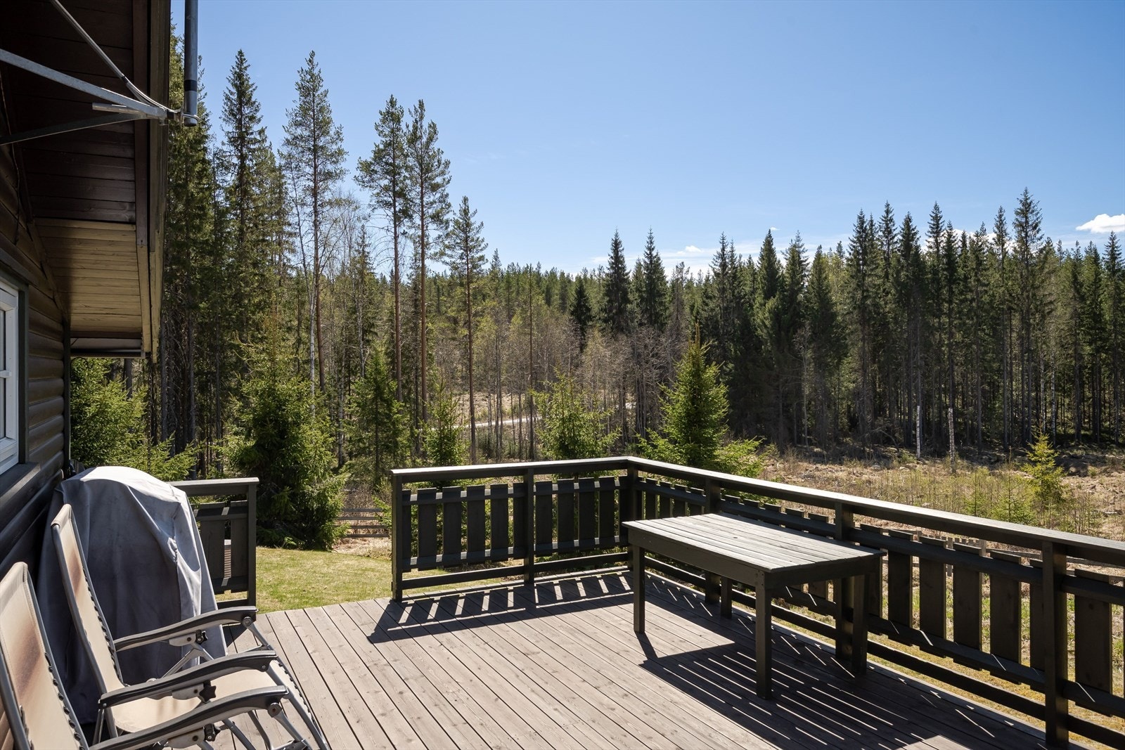 Terrassen ligger solrikt til med utsikt mot skogen og dens ro. Galleribilde