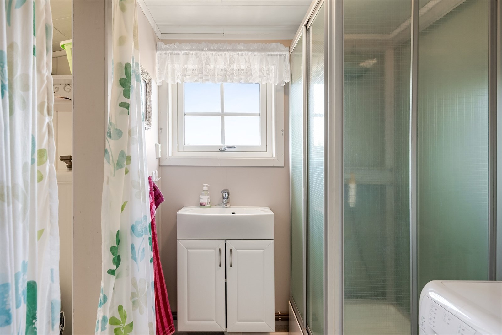 Badet ble etablert i forbindelse med tilbygg omkring 2008. Her er det gulvbelegg og baderomsplater på veggene. Dusjkabinett, servant og opplegg til vaskemaskin. Galleribilde