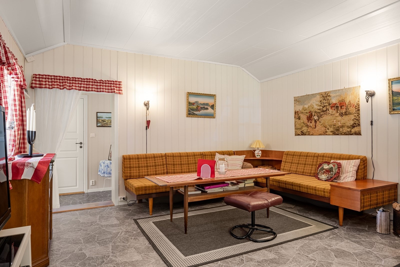 Stuen er lys og har god takhøyde som sørger for en god romfølelse. Galleribilde