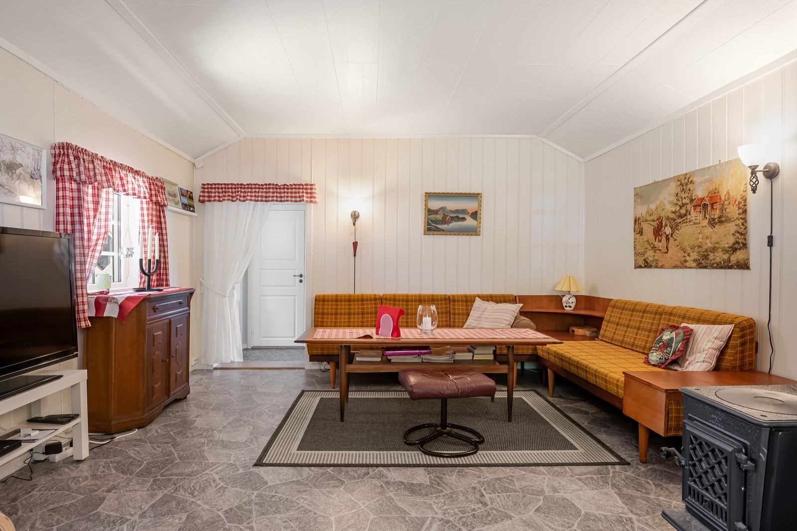 Godt med plass til sofagruppe og TV-møblement. Galleribilde