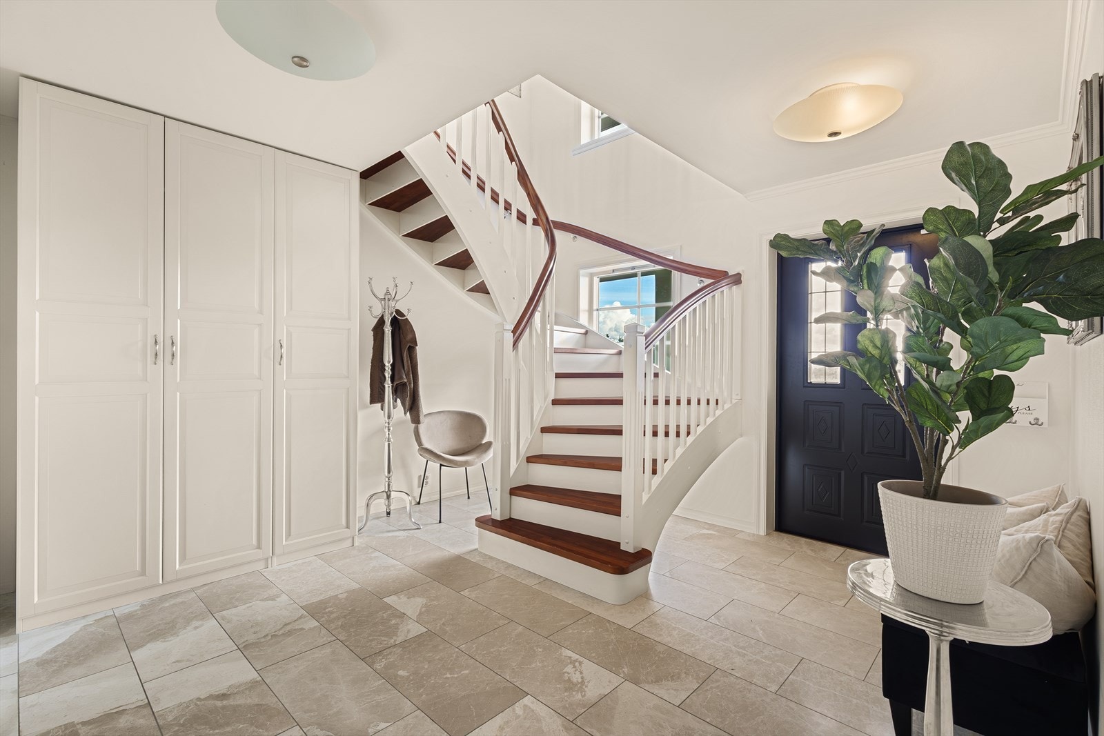 Den store garderobeløsningen gir rikelig med plass til oppbevaring av yttertøy og sko, og bidrar til en ryddig og funksjonell entré. Galleribilde