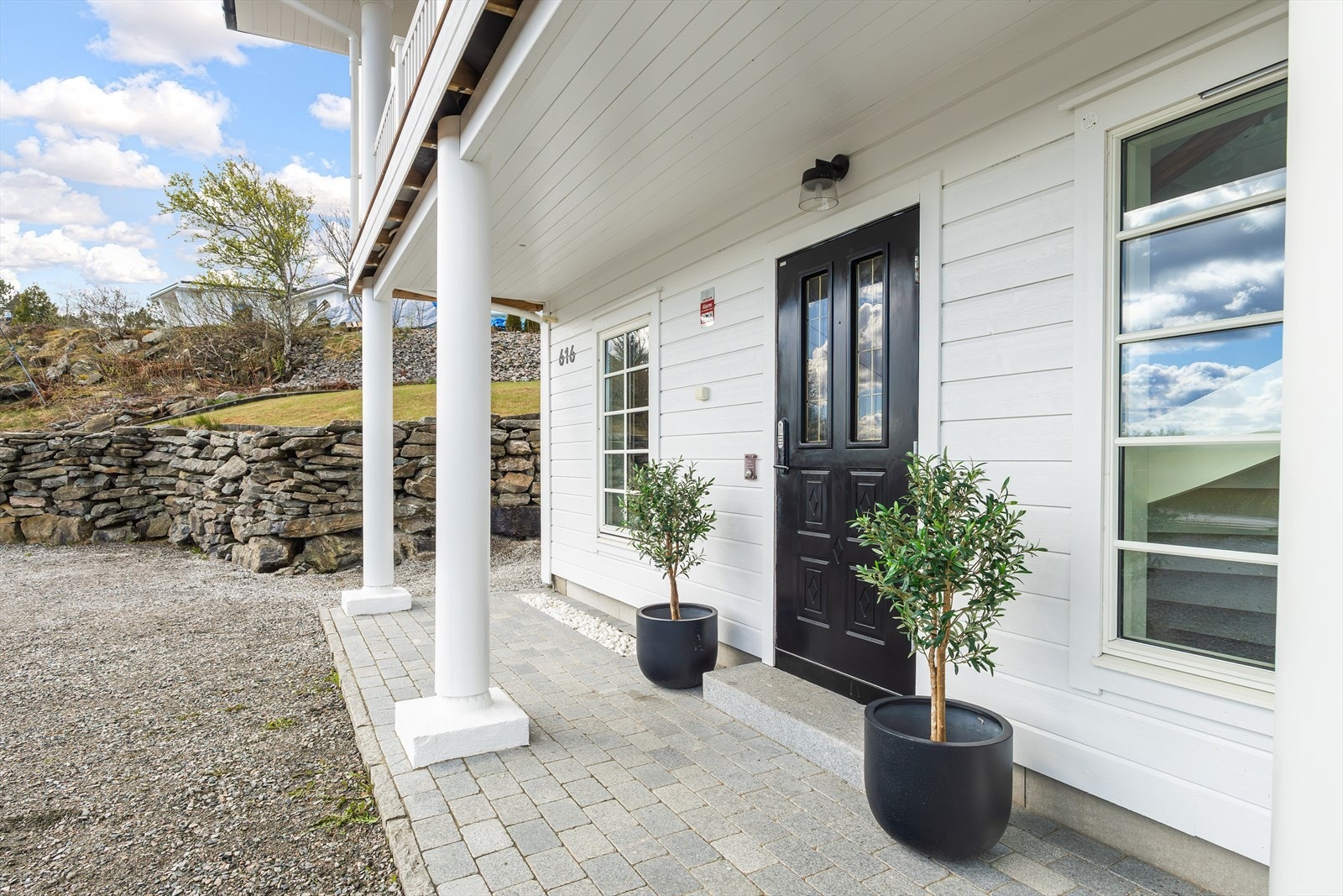 Boligen har en pen inngangsparti. Galleribilde