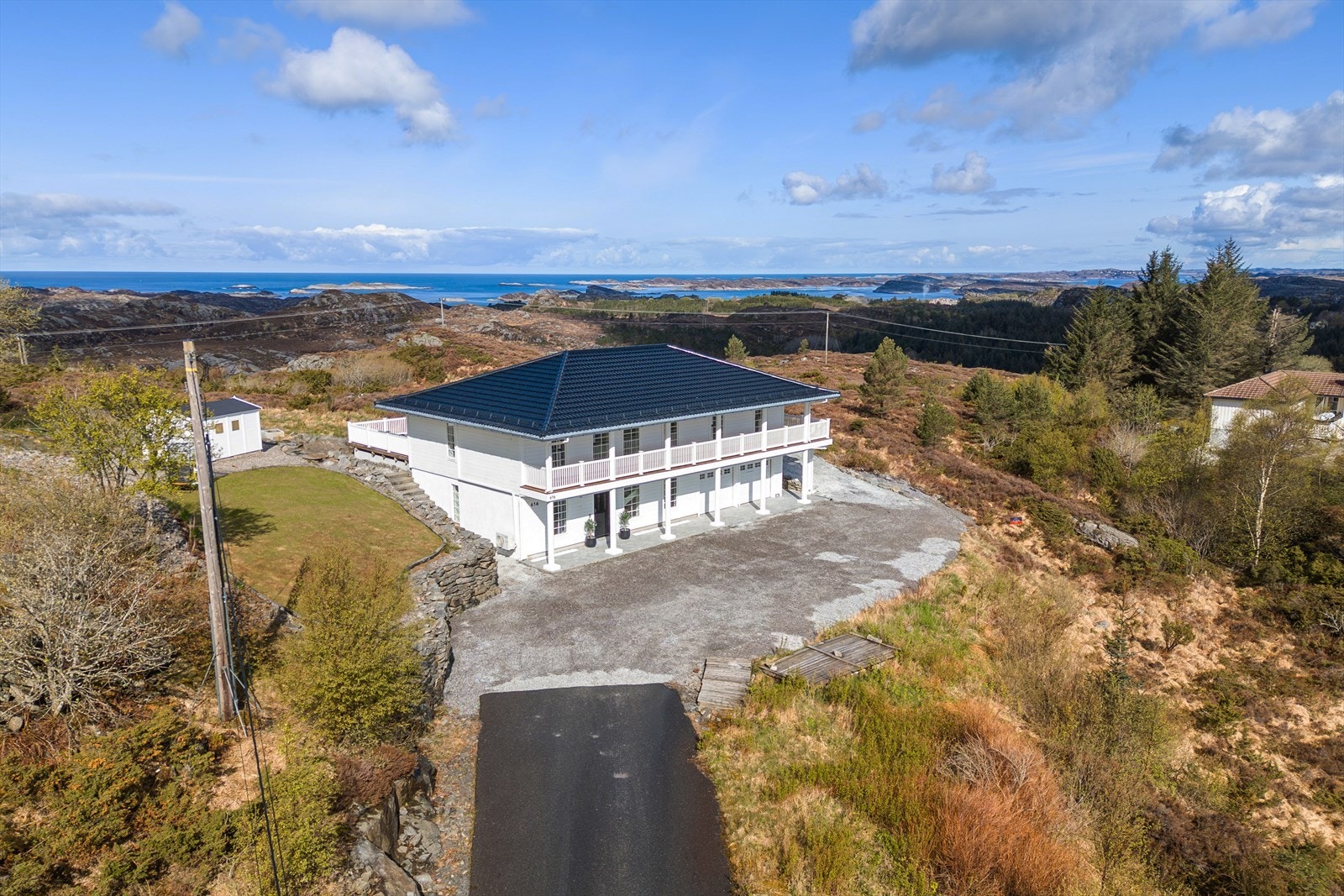 I tillegg til den store terrassen og balkongen har eiendommen også en mindre hage hvor barn kan leke fritt året rundt. Galleribilde
