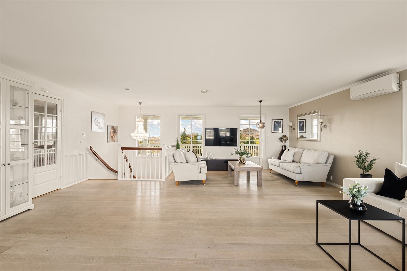Store vindusflater slipper inn rikelig med naturlig lys og sørger samtidig for at den flotte utsikten blir en naturlig del av interiøret. Galleribilde