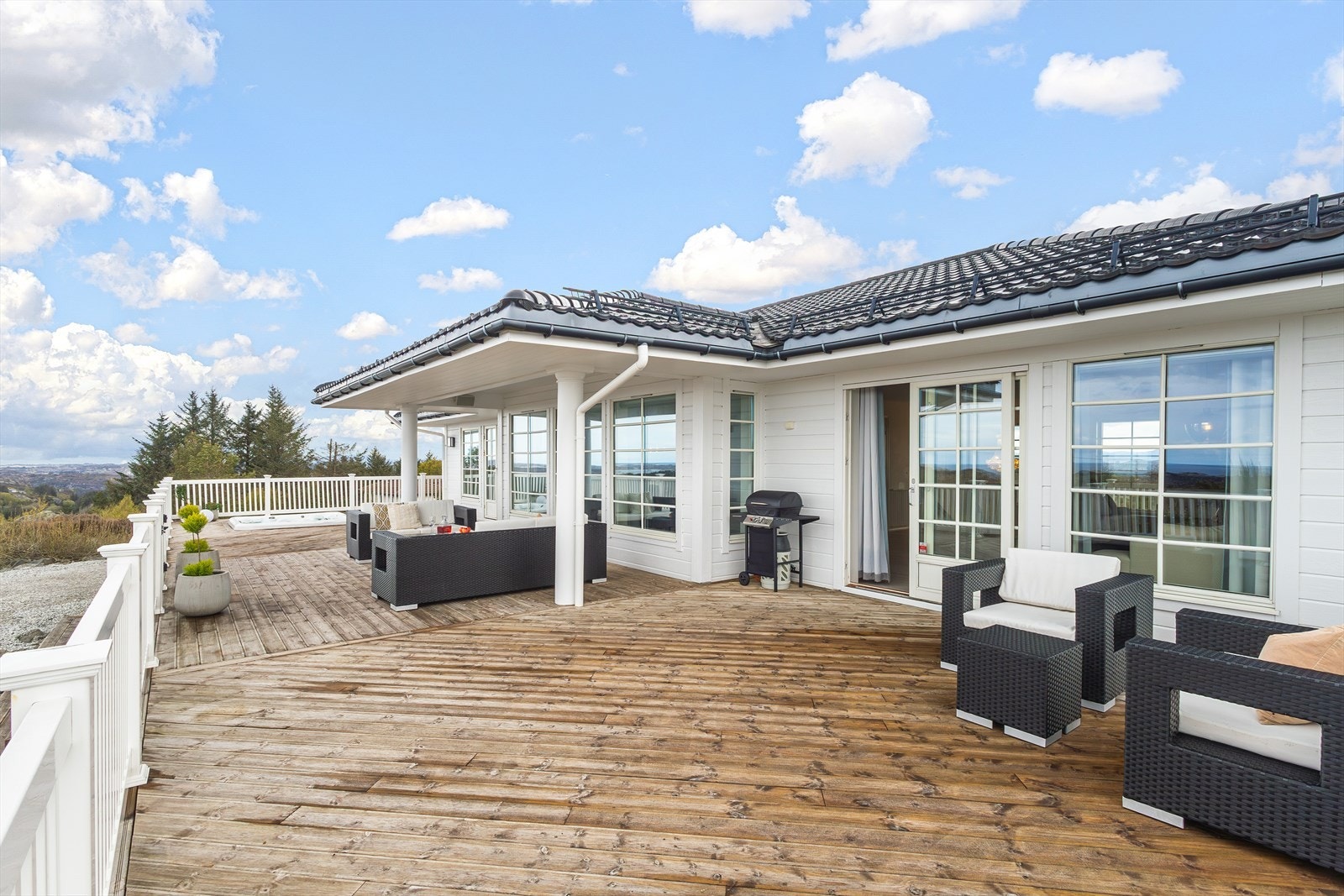 Boligen har en stor terrasse på ca. 130kvm. Galleribilde