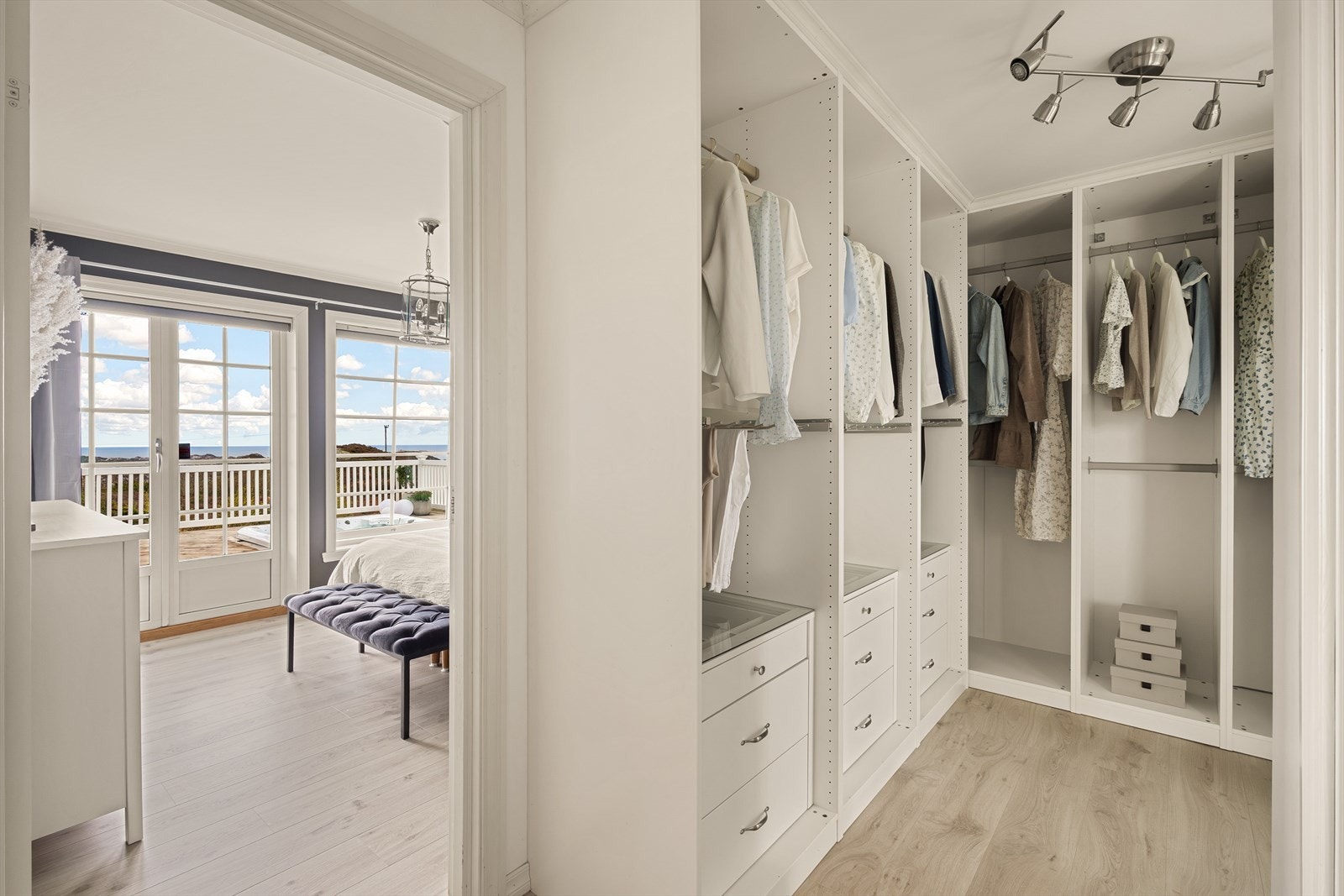 Hovedsoverommet har tilknyttet walk-in closet med svært gode oppbevaringsmuligheter. Galleribilde