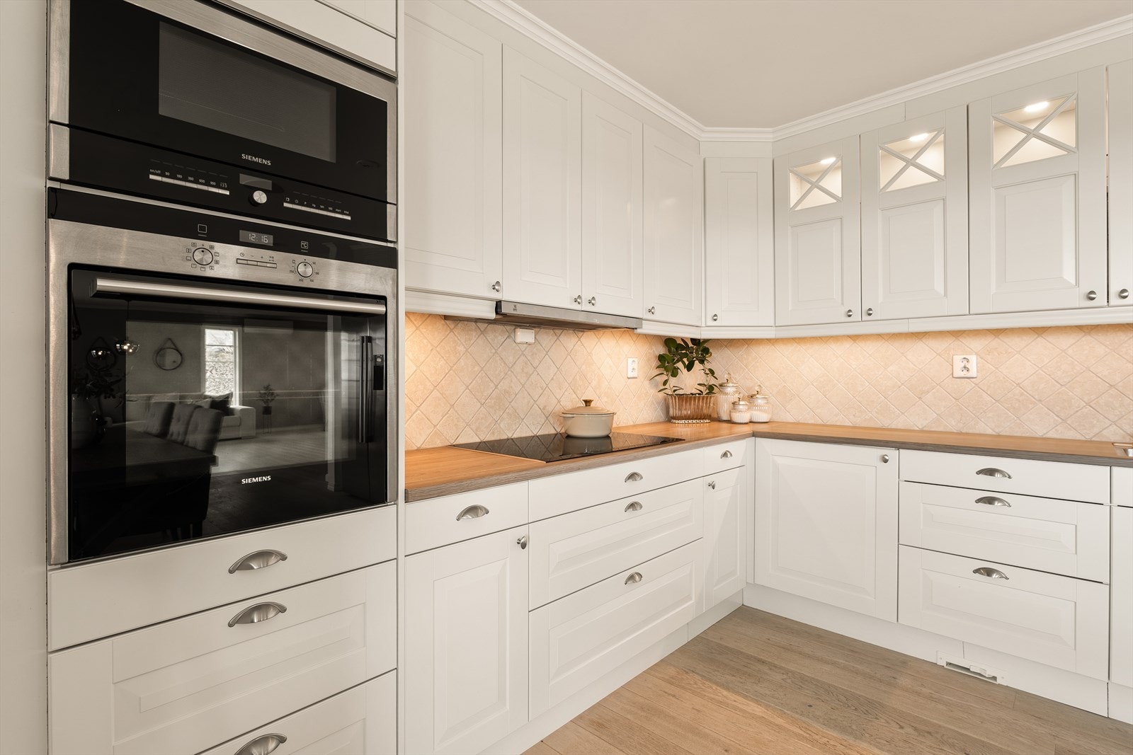 Innredningen er fra Sigdal og har profilerte hvite fronter kombinert med laminert benkeplate, noe som gir et tidløst og elegant uttrykk. Galleribilde