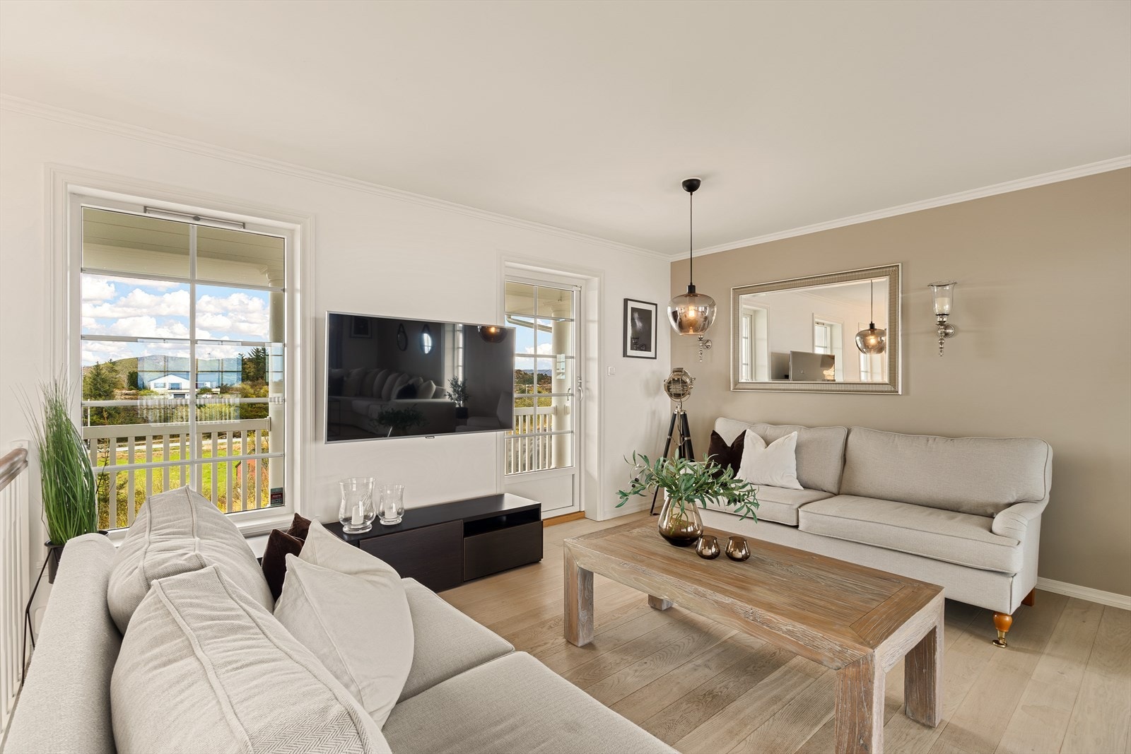 Her er det plass til en hyggelig TV-krok med sofa, sofabord og TV-møblement, samtidig som man enkelt kan etablere en egen finstue eller loungeområde. Galleribilde