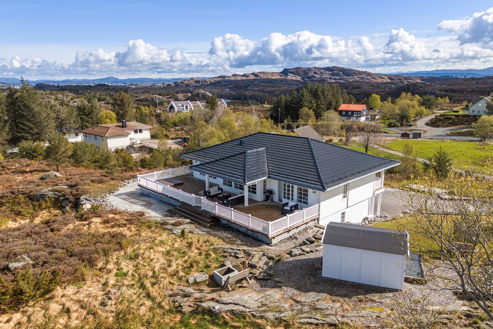 Eiendommen byr på fantastisk sjø- og naturutsikt, gode solforhold og flotte uteområder som gir perfekte rammer for både avslapning og sosiale sammenkomster. Galleribilde