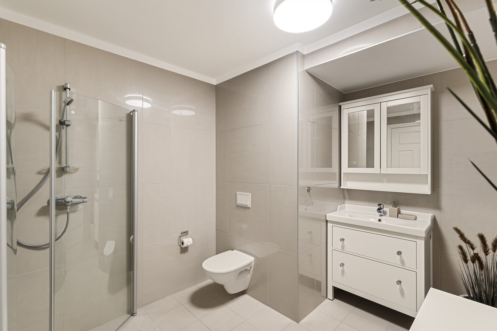 Badet i underetasjen holder samme moderne standard og har også fliser på gulv og vegger med malt himling. Galleribilde