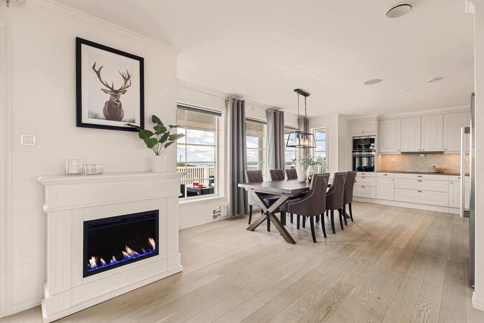 Store vindusflater gir godt med lysinnslipp og flott utsikt, og det er god plass til et stort spisebord hvor både familie og venner kan samles. Galleribilde