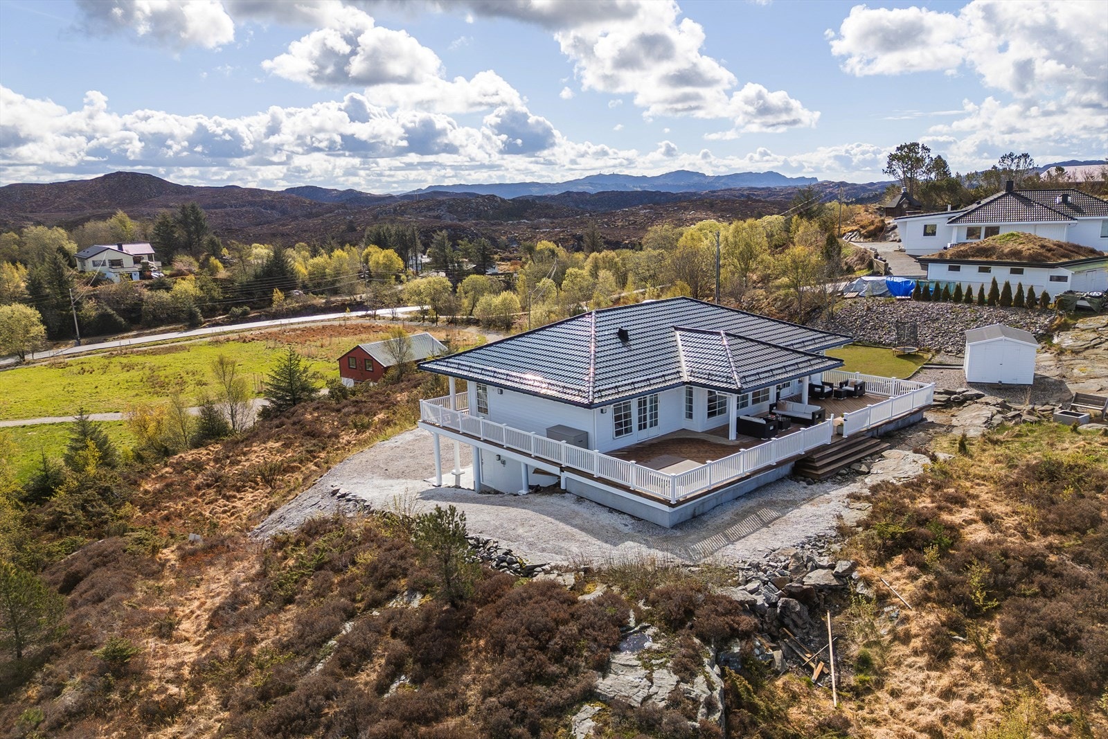 Her bor man med kort vei til det meste man trenger i hverdagen, samtidig som man har nærhet til sjø, natur og flotte friluftsområder. Galleribilde