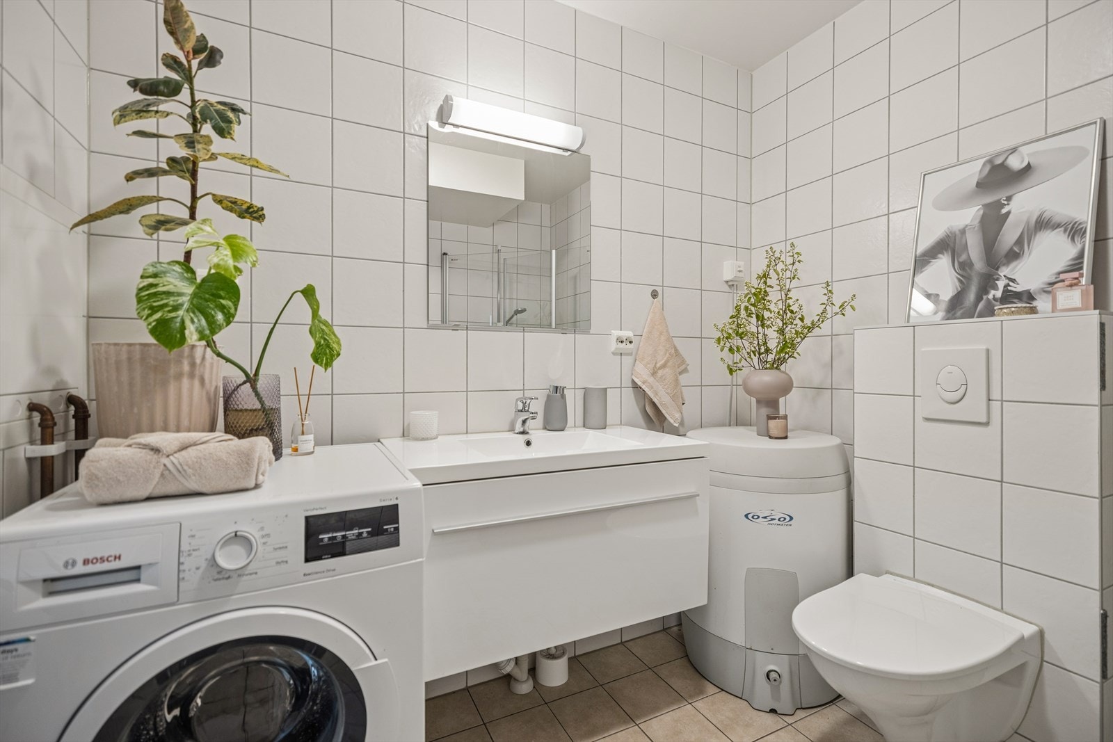 Baderommet har avsatt plass til vaskemaskin/tørketrommel Galleribilde