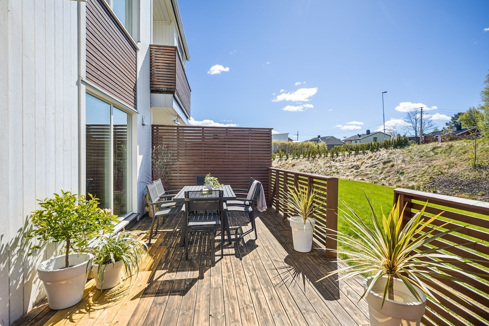 Herlig sydvest-vendt terrasse med gode solforhold Galleribilde