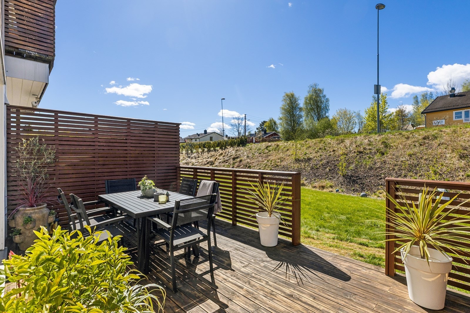 Leiligheten har en nydelig terrasse på hele 25 kvm med god plass til flere ulike sittegrupper Galleribilde