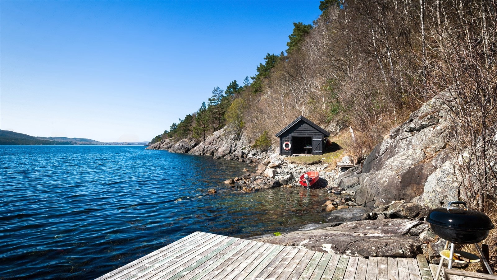 Nede ved sjøkanten ligger et stort naust med god plass til oppbevaring av båt og maritimt utstyr. Galleribilde