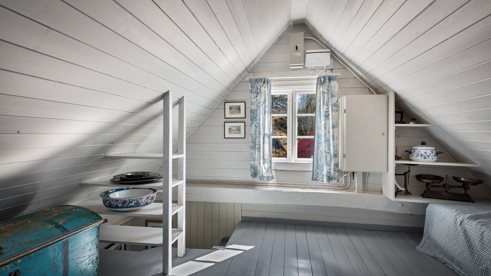 Fra stuen er det trapp opp til loftet, som består av gang og loftstue. Galleribilde