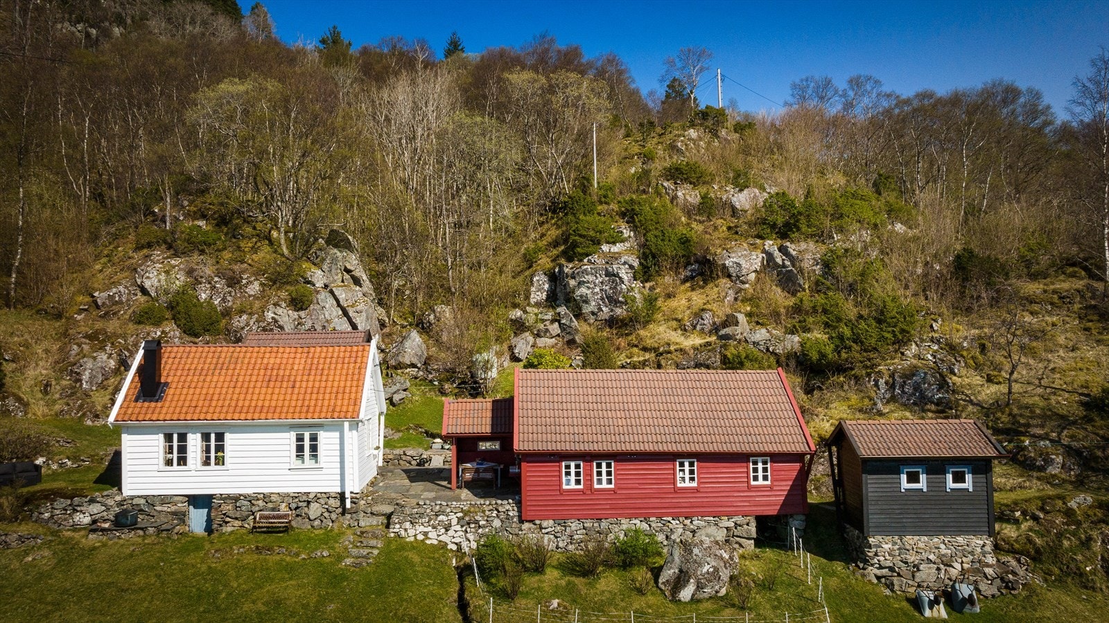En praktfull enebolig/nedlagt gårdsbruk som består av fritidsbolig/enebolig, anneks/bolig, uthus/bod, uthus/bad, garasje og naust. Galleribilde