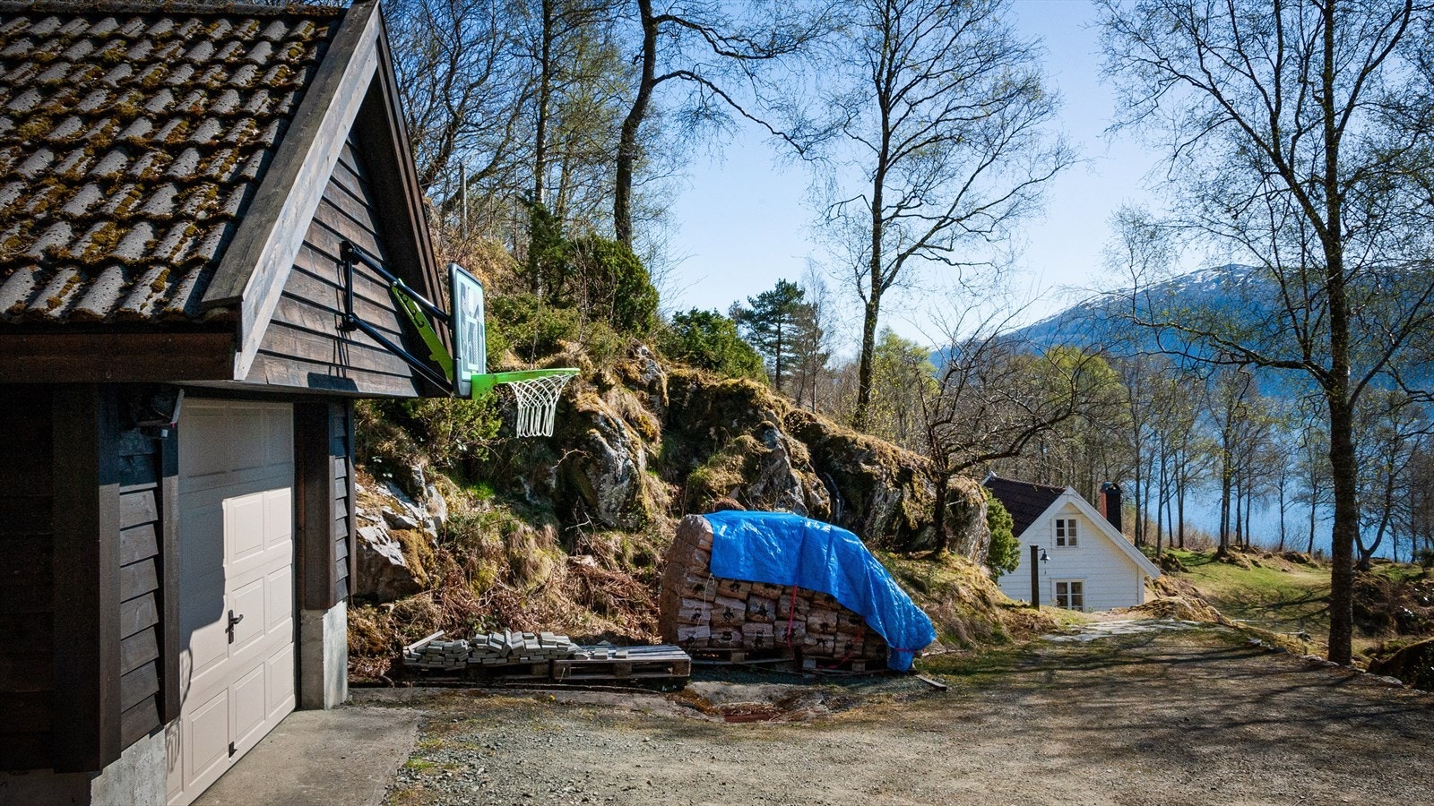 Garasjen er oppført i 2006 og gir trygg og tørr parkering av bil, med i tillegg gode lagringsmuligheter på loft. Galleribilde