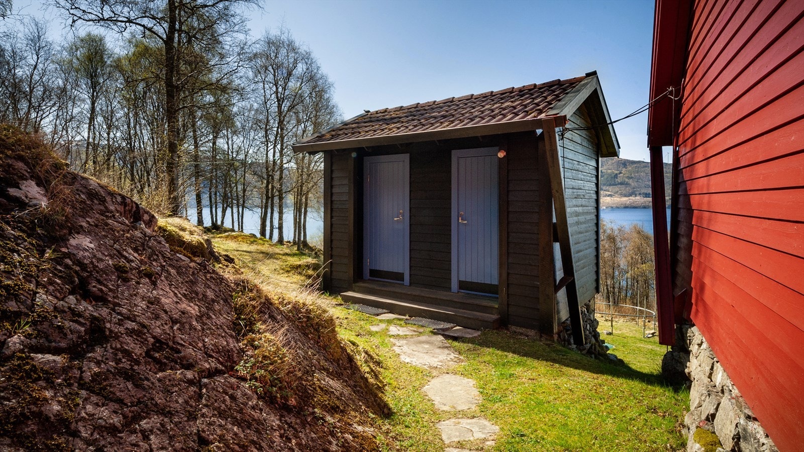 Eiendommen har videre et eget uthus med baderomsløsning, bestående av separat toalettrom og separat dusjrom. Galleribilde