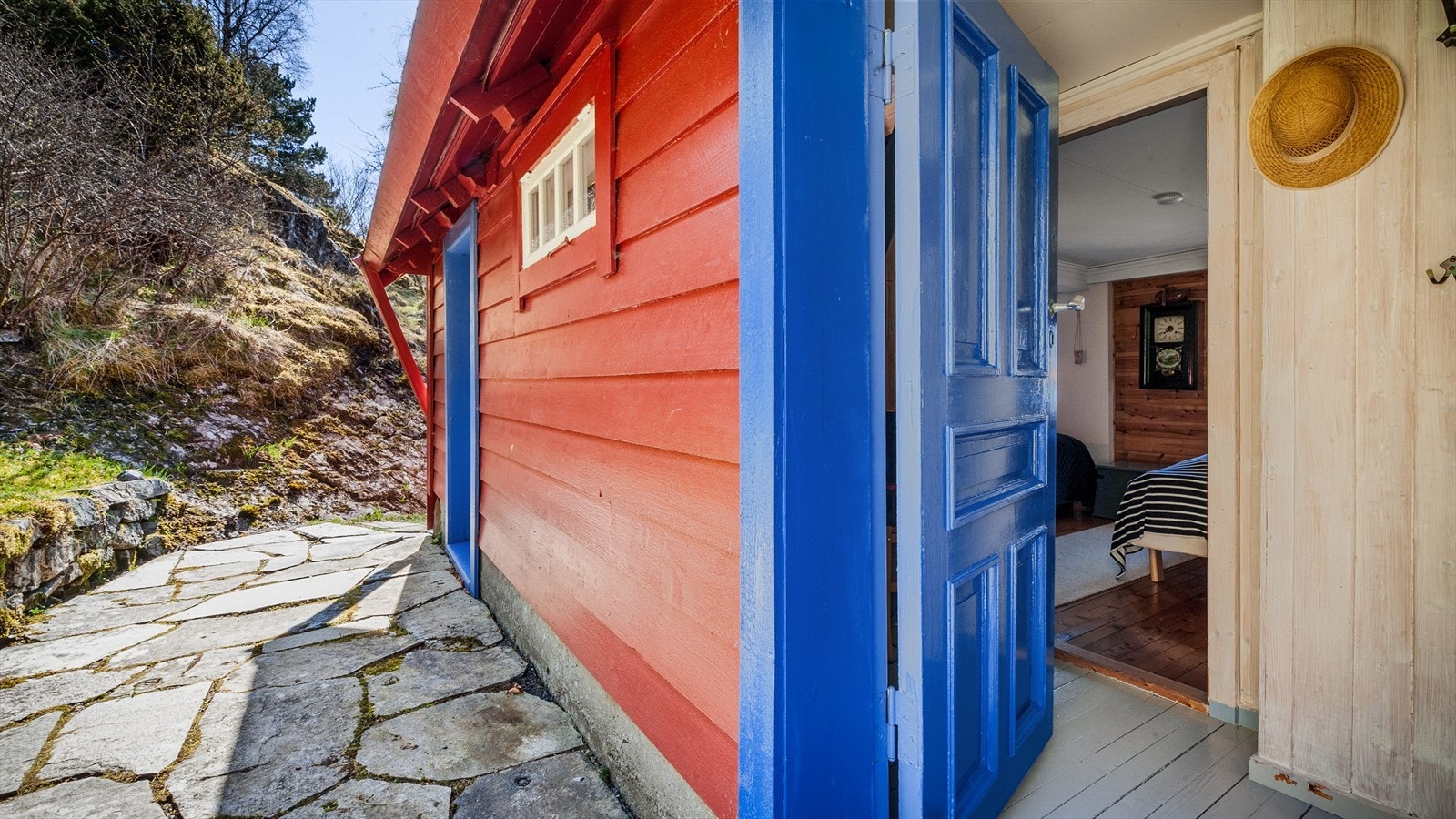 I tillegg til hovedboligen finnes et pent og innholdsrikt anneks som gir eiendommen svært gode sovemuligheter. Galleribilde