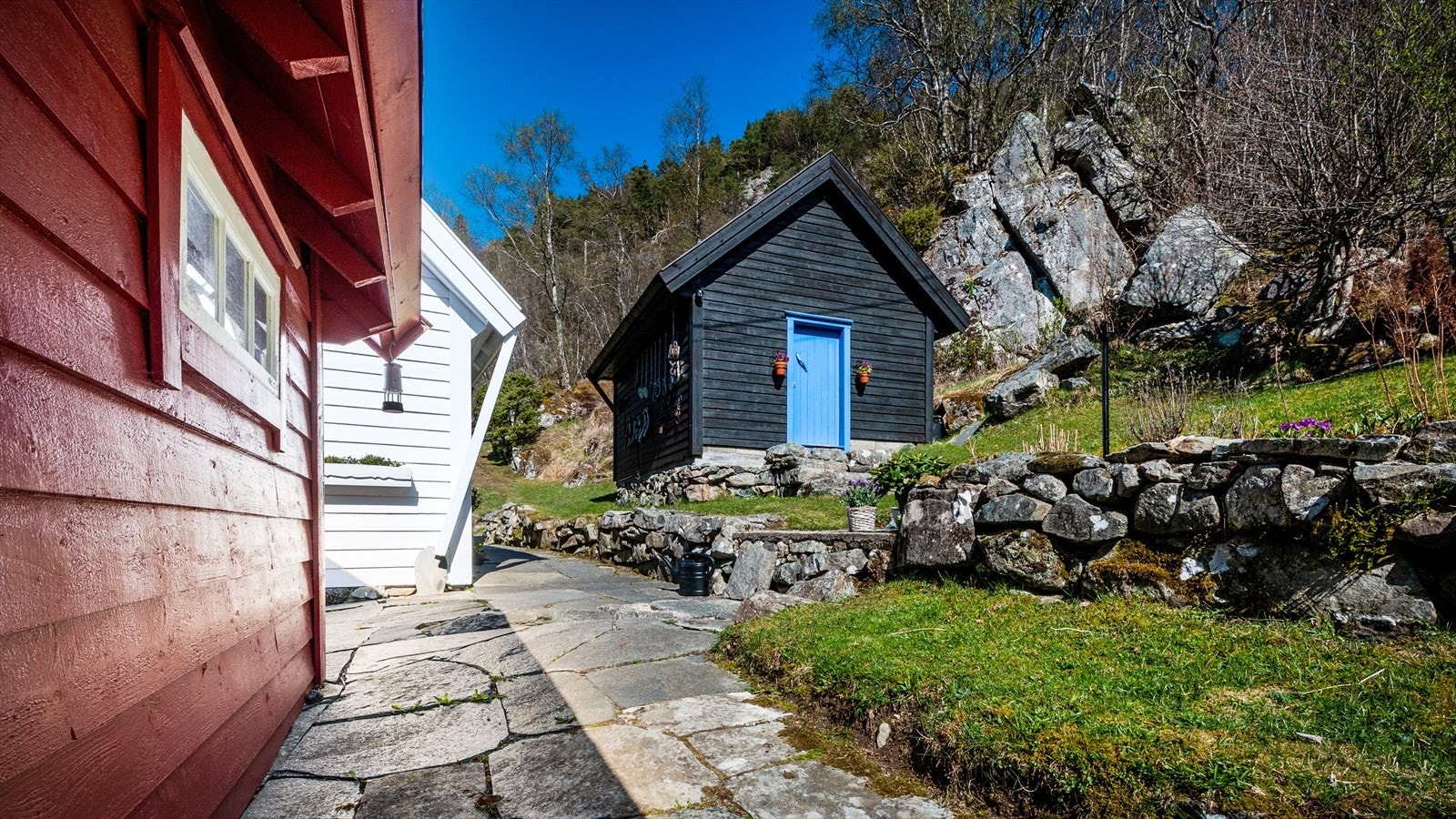 Romslig uthus som benyttes som bod, godt egnet til oppbevaring av redskaper, hagemøbler og annet utstyr. Galleribilde