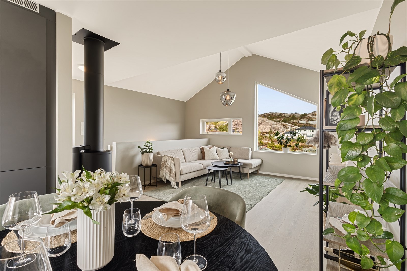 Huset går over to plan hvorav 2.etasje inneholder kontor og åpen stue-/kjøkkenløsning. Store vindusflater sikrer rikelig med naturlig lysinnslipp. Galleribilde