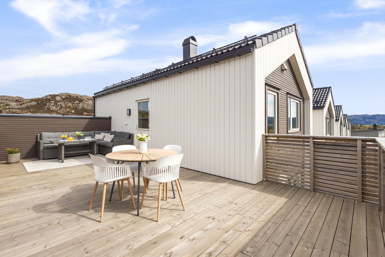 Solrik terrasse med plass til utemøbler. Galleribilde