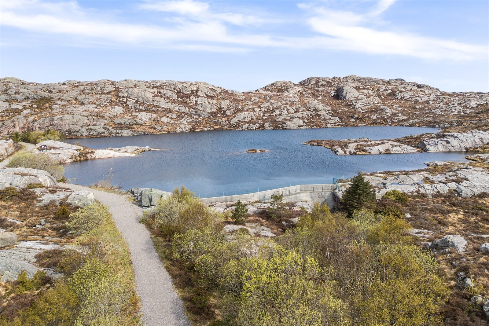 Rekkehuset ligger i naturskjønne omgivelser med fine turmuligheter i nærheten. Galleribilde