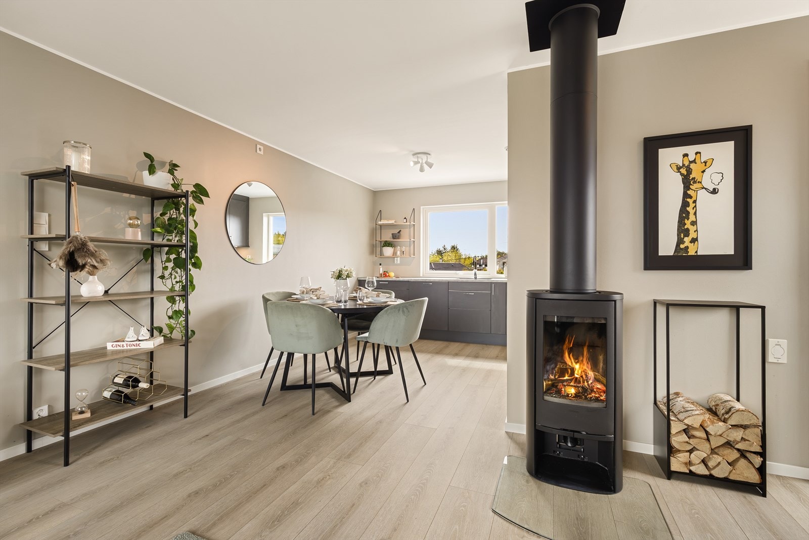 Gjennomgående i boligen er det lyse overflater og laminat gulv. Peis varmer godt på kalde vinterdager. Galleribilde